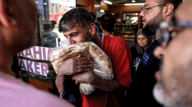 أزمة الخبز: لبنانيون ينتظرون ساعات في الطوابير لتوفير لقمة عائلاتهم